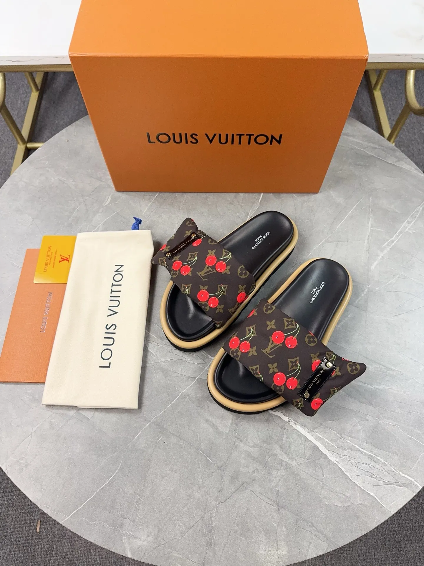 👟👟Ex-factory price 360👟👟 LV Donkey Brand L Family 2025 Hot Style Embossed Logo Embossed Sandals This Pool Pillow Comfort flat sandals are made of technical fabrics and use high-frequency embossing technology to reinterpret the Monogram pattern. Soft padded upper with adjustable Velcro, comfortable and tough insole adds harmonious colors ▪️Fabric: Original customized technical fabric ▪️Lining: soft sheepskin lining ▪️Sole: Original open-molded rubber foam outsole ▪️Size: 35-45